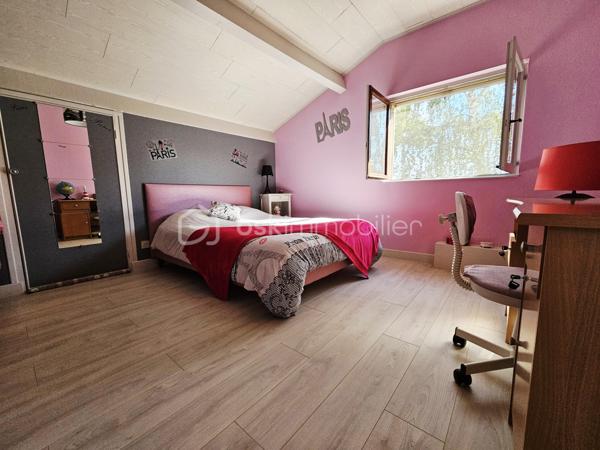 Un bien rare à Champeix !

Située dans un quartier résidentiel de Champeix, cette maison construite en 1981 développe environ 150 m² habitables sur un terrain clos et arboré de 2 000 m².

Elle se compose au premier niveau d'une cuisine équipée, d'un salon-séjour, d'un bureau, de deux chambres, d'une salle d'eau et de WC séparés.

À l'étage, vous disposerez de trois chambres supplémentaires ainsi que d'une salle d'eau avec WC.

Une véranda, véritable espace de vie supplémentaire, complète agréablement la maison.

Le sous-sol complet offre un grand garage, une buanderie et une cave.

À l'extérieur, le terrain de 2 000 m² clos et arboré constitue un véritable atout et offre un cadre agréable, au calme et avec de nombreuses possibilités.

Les + :

150 m² habitables
5 chambres
Terrain clos et arboré de 2 000 m²
Véranda
Sous-sol complet avec grand garage
Quartier résidentiel
Tout-à-l'égout
DPE D / GES B

Les maisons disposant de tels volumes et d'un terrain de cette superficie sont particulièrement rares à la vente sur Champeix. Une opportunité à découvrir pour ceux qui recherchent un bien familial avec de l'espace et du terrain dans le secteur.