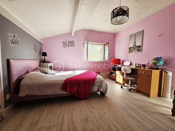 Un bien rare à Champeix !

Située dans un quartier résidentiel de Champeix, cette maison construite en 1981 développe environ 150 m² habitables sur un terrain clos et arboré de 2 000 m².

Elle se compose au premier niveau d'une cuisine équipée, d'un salon-séjour, d'un bureau, de deux chambres, d'une salle d'eau et de WC séparés.

À l'étage, vous disposerez de trois chambres supplémentaires ainsi que d'une salle d'eau avec WC.

Une véranda, véritable espace de vie supplémentaire, complète agréablement la maison.

Le sous-sol complet offre un grand garage, une buanderie et une cave.

À l'extérieur, le terrain de 2 000 m² clos et arboré constitue un véritable atout et offre un cadre agréable, au calme et avec de nombreuses possibilités.

Les + :

150 m² habitables
5 chambres
Terrain clos et arboré de 2 000 m²
Véranda
Sous-sol complet avec grand garage
Quartier résidentiel
Tout-à-l'égout
DPE D / GES B

Les maisons disposant de tels volumes et d'un terrain de cette superficie sont particulièrement rares à la vente sur Champeix. Une opportunité à découvrir pour ceux qui recherchent un bien familial avec de l'espace et du terrain dans le secteur.