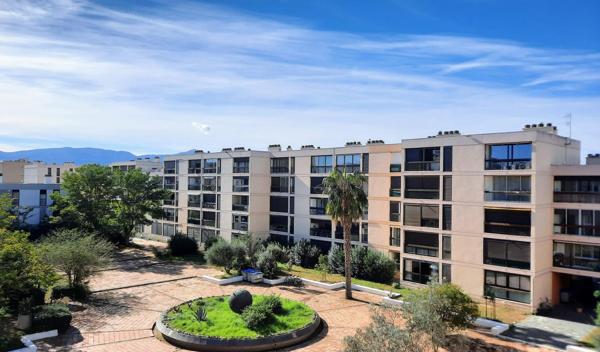 T3 traversant rénové avec vue mer et parking