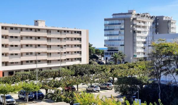 T3 traversant rénové avec vue mer et parking