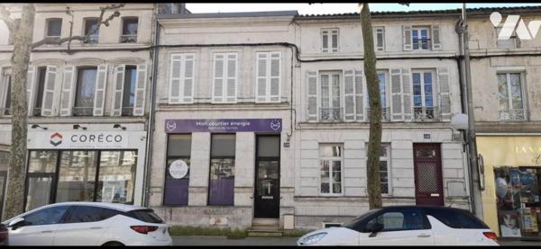 Immeuble libre avec local commercial + apt T3 + garage - à SAINTES en centre ville 