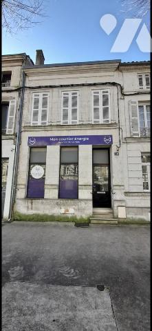 Immeuble libre avec local commercial + apt T3 + garage - à SAINTES en centre ville 