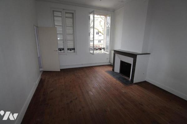 Immeuble libre avec local commercial + apt T3 + garage - à SAINTES en centre ville 