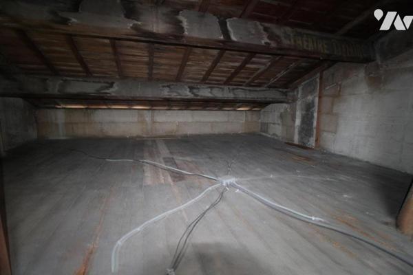 Immeuble libre avec local commercial + apt T3 + garage - à SAINTES en centre ville 