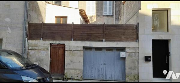Immeuble libre avec local commercial + apt T3 + garage - à SAINTES en centre ville 