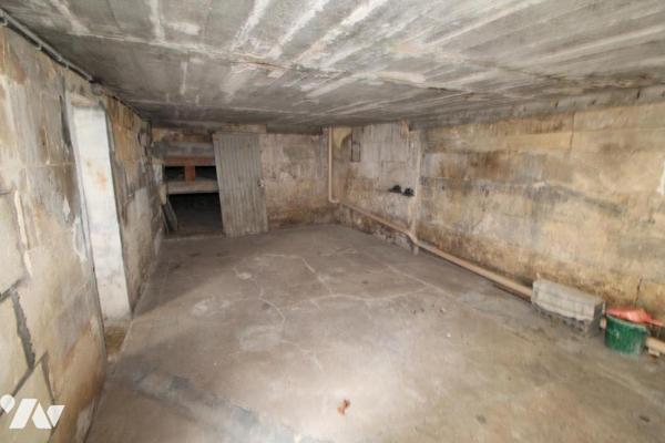 Immeuble libre avec local commercial + apt T3 + garage - à SAINTES en centre ville 