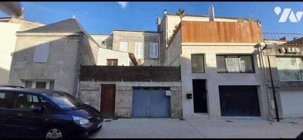 Immeuble libre avec local commercial + apt T3 + garage - à SAINTES en centre ville 