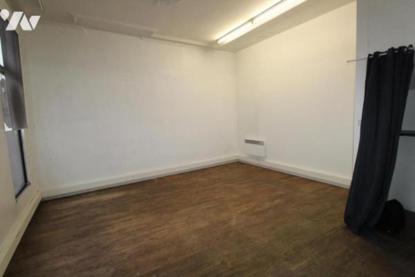 Immeuble libre avec local commercial + apt T3 + garage - à SAINTES en centre ville 