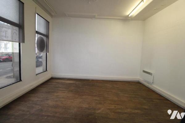 Immeuble libre avec local commercial + apt T3 + garage - à SAINTES en centre ville 