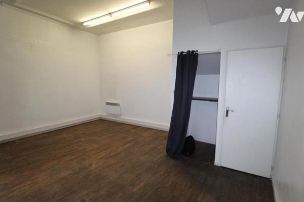 Immeuble libre avec local commercial + apt T3 + garage - à SAINTES en centre ville 