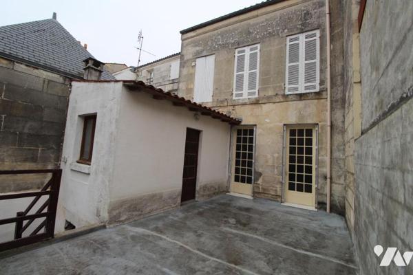 Immeuble libre avec local commercial + apt T3 + garage - à SAINTES en centre ville 