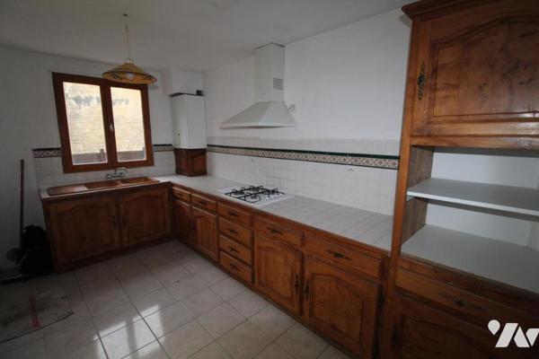 Immeuble libre avec local commercial + apt T3 + garage - à SAINTES en centre ville 