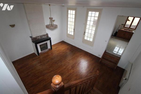 Immeuble libre avec local commercial + apt T3 + garage - à SAINTES en centre ville 