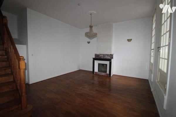 Immeuble libre avec local commercial + apt T3 + garage - à SAINTES en centre ville 