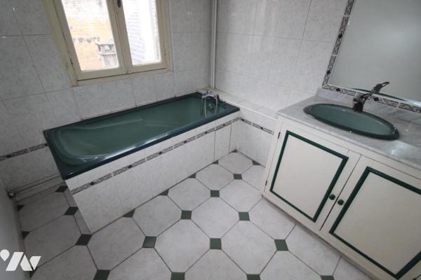 Immeuble libre avec local commercial + apt T3 + garage - à SAINTES en centre ville 