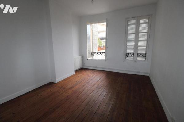 Immeuble libre avec local commercial + apt T3 + garage - à SAINTES en centre ville 