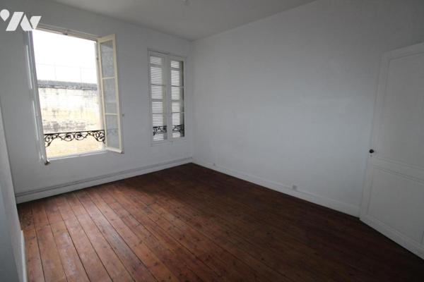 Immeuble libre avec local commercial + apt T3 + garage - à SAINTES en centre ville 