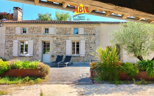 Maison  6 pièce(s)  3 chambre(s)  200 m²