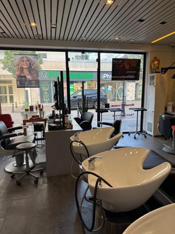 CESSION DE FONDS DE COMMERCE SALON DE COIFFURE COURBEVOIE EN PLACE DEPUIS 30 ANS