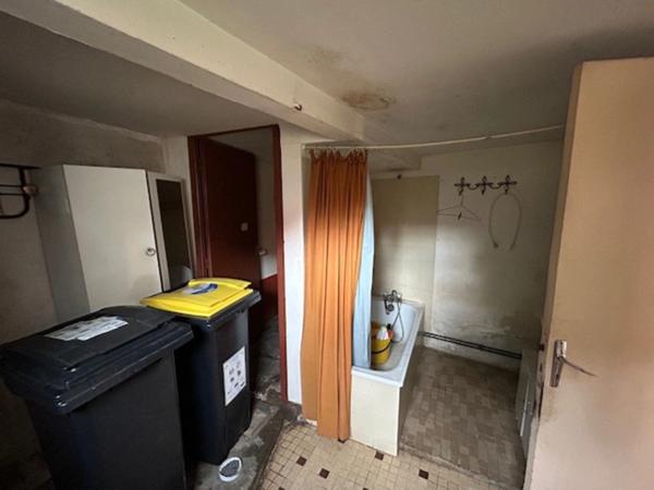 ENSEMBLE DE DEUX MAISONS DE VILLAGE A RESTAURER, COURETTE, GARAGE et JARDIN 785 m²