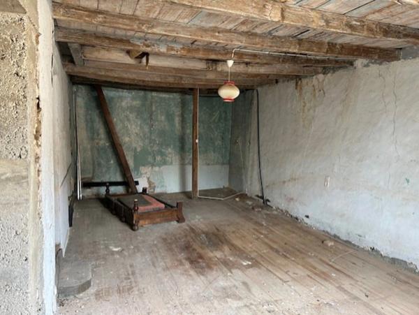 ENSEMBLE DE DEUX MAISONS DE VILLAGE A RESTAURER, COURETTE, GARAGE et JARDIN 785 m²