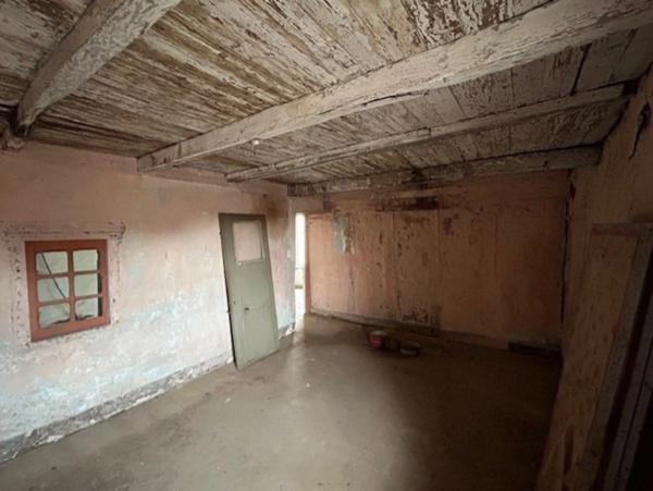 ENSEMBLE DE DEUX MAISONS DE VILLAGE A RESTAURER, COURETTE, GARAGE et JARDIN 785 m²