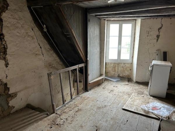 ENSEMBLE DE DEUX MAISONS DE VILLAGE A RESTAURER, COURETTE, GARAGE et JARDIN 785 m²