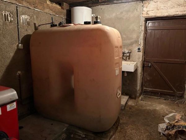 ENSEMBLE DE DEUX MAISONS DE VILLAGE A RESTAURER, COURETTE, GARAGE et JARDIN 785 m²