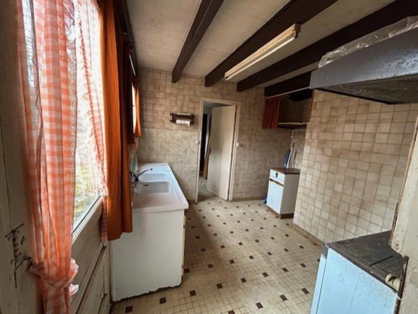 ENSEMBLE DE DEUX MAISONS DE VILLAGE A RESTAURER, COURETTE, GARAGE et JARDIN 785 m²