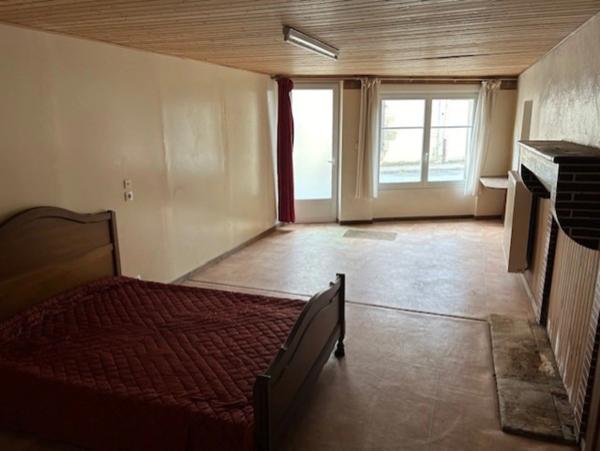 ENSEMBLE DE DEUX MAISONS DE VILLAGE A RESTAURER, COURETTE, GARAGE et JARDIN 785 m²