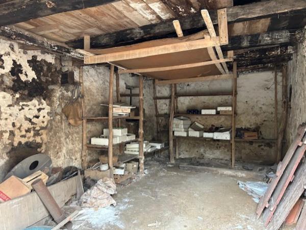 ENSEMBLE DE DEUX MAISONS DE VILLAGE A RESTAURER, COURETTE, GARAGE et JARDIN 785 m²