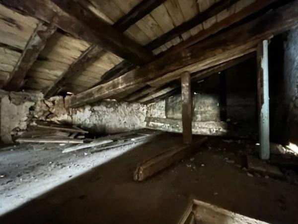 ENSEMBLE DE DEUX MAISONS DE VILLAGE A RESTAURER, COURETTE, GARAGE et JARDIN 785 m²