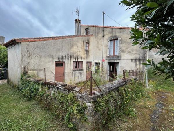 ENSEMBLE DE DEUX MAISONS DE VILLAGE A RESTAURER, COURETTE, GARAGE et JARDIN 785 m²
