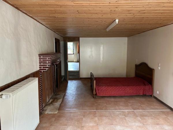 ENSEMBLE DE DEUX MAISONS DE VILLAGE A RESTAURER, COURETTE, GARAGE et JARDIN 785 m²