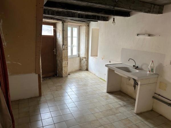 ENSEMBLE DE DEUX MAISONS DE VILLAGE A RESTAURER, COURETTE, GARAGE et JARDIN 785 m²