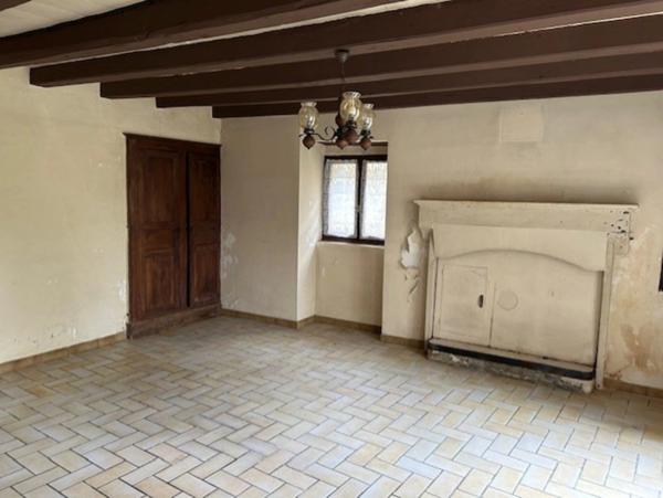 ENSEMBLE DE DEUX MAISONS DE VILLAGE A RESTAURER, COURETTE, GARAGE et JARDIN 785 m²