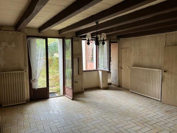 ENSEMBLE DE DEUX MAISONS DE VILLAGE A RESTAURER, COURETTE, GARAGE et JARDIN 785 m²