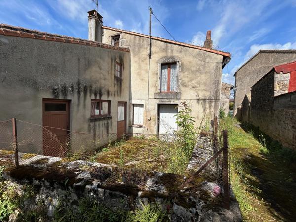 ENSEMBLE DE DEUX MAISONS DE VILLAGE A RESTAURER, COURETTE, GARAGE et JARDIN 785 m²