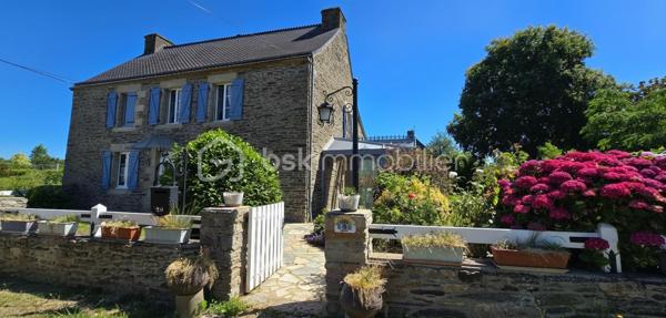 "VISITE VIRTUELLE DISPONIBLE SUR DEMANDE"

Charmante maison en pierre avec véranda, pompe à chaleur et magnifique jardin arboré a quelques minutes du super u de Josselin 

Laissez-vous séduire par cette très belle maison en pierre alliant le charme de l'ancien et le confort moderne, située dans un environnement agréable et verdoyant.

Vous découvrirez dès l'entrée une vaste pièce de vie lumineuse de 56 m² comprenant un séjour-salon convivial et une cuisine aménagée et équipée ouverte. Cet espace chaleureux s'ouvre sur une belle véranda, véritable pièce de vie supplémentaire permettant de profiter du jardin tout au long de l'année.

La maison offre une vie de plain-pied grâce à une chambre située au rez-de-chaussée avec sa salle d'eau privative. Vous bénéficierez également d'un WC indépendant ainsi que d'une grande buanderie très pratique au quotidien.

À l'étage, un palier dessert deux belles chambres de 14,5 m² et 18 m², une grande salle de bains ainsi qu'un second WC indépendant.

Un grenier aménageable complète l'ensemble et offre un beau potentiel d'agrandissement selon vos envies : chambres supplémentaires, bureau, salle de jeux ou espace détente.

Côté confort, cette propriété est équipée d'une pompe à chaleur ainsi que d'un ballon d'eau chaude thermodynamique, garantissant performance énergétique et économies au quotidien.

Vous profiterez également d'un vaste garage de 50 m² offrant de multiples possibilités de rangement, de stationnement ou d'atelier.

À l'extérieur, le charme opère immédiatement grâce à un magnifique terrain arboré agrémenté d'arbres fruitiers et d'un puits, idéal pour l'entretien du jardin.

Les atouts de cette propriété :

Maison en pierre pleine de caractère
Belle véranda lumineuse
Grande pièce de vie de 56 m²
Vie de plain-pied
Pompe à chaleur
Ballon d'eau chaude thermodynamique
Grenier aménageable
Garage de 50 m²
Puits
Magnifique terrain arboré avec arbres fruitiers

Une propriété chaleureuse et parfaitement entretenue, idéale pour les amoureux de la pierre à la recherche d'espace, de confort et d'un cadre de vie privilégié.