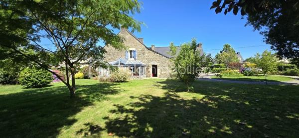 "VISITE VIRTUELLE DISPONIBLE SUR DEMANDE"

Charmante maison en pierre avec véranda, pompe à chaleur et magnifique jardin arboré a quelques minutes du super u de Josselin 

Laissez-vous séduire par cette très belle maison en pierre alliant le charme de l'ancien et le confort moderne, située dans un environnement agréable et verdoyant.

Vous découvrirez dès l'entrée une vaste pièce de vie lumineuse de 56 m² comprenant un séjour-salon convivial et une cuisine aménagée et équipée ouverte. Cet espace chaleureux s'ouvre sur une belle véranda, véritable pièce de vie supplémentaire permettant de profiter du jardin tout au long de l'année.

La maison offre une vie de plain-pied grâce à une chambre située au rez-de-chaussée avec sa salle d'eau privative. Vous bénéficierez également d'un WC indépendant ainsi que d'une grande buanderie très pratique au quotidien.

À l'étage, un palier dessert deux belles chambres de 14,5 m² et 18 m², une grande salle de bains ainsi qu'un second WC indépendant.

Un grenier aménageable complète l'ensemble et offre un beau potentiel d'agrandissement selon vos envies : chambres supplémentaires, bureau, salle de jeux ou espace détente.

Côté confort, cette propriété est équipée d'une pompe à chaleur ainsi que d'un ballon d'eau chaude thermodynamique, garantissant performance énergétique et économies au quotidien.

Vous profiterez également d'un vaste garage de 50 m² offrant de multiples possibilités de rangement, de stationnement ou d'atelier.

À l'extérieur, le charme opère immédiatement grâce à un magnifique terrain arboré agrémenté d'arbres fruitiers et d'un puits, idéal pour l'entretien du jardin.

Les atouts de cette propriété :

Maison en pierre pleine de caractère
Belle véranda lumineuse
Grande pièce de vie de 56 m²
Vie de plain-pied
Pompe à chaleur
Ballon d'eau chaude thermodynamique
Grenier aménageable
Garage de 50 m²
Puits
Magnifique terrain arboré avec arbres fruitiers

Une propriété chaleureuse et parfaitement entretenue, idéale pour les amoureux de la pierre à la recherche d'espace, de confort et d'un cadre de vie privilégié.