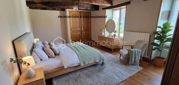 "VISITE VIRTUELLE DISPONIBLE SUR DEMANDE"

Charmante maison en pierre avec véranda, pompe à chaleur et magnifique jardin arboré a quelques minutes du super u de Josselin 

Laissez-vous séduire par cette très belle maison en pierre alliant le charme de l'ancien et le confort moderne, située dans un environnement agréable et verdoyant.

Vous découvrirez dès l'entrée une vaste pièce de vie lumineuse de 56 m² comprenant un séjour-salon convivial et une cuisine aménagée et équipée ouverte. Cet espace chaleureux s'ouvre sur une belle véranda, véritable pièce de vie supplémentaire permettant de profiter du jardin tout au long de l'année.

La maison offre une vie de plain-pied grâce à une chambre située au rez-de-chaussée avec sa salle d'eau privative. Vous bénéficierez également d'un WC indépendant ainsi que d'une grande buanderie très pratique au quotidien.

À l'étage, un palier dessert deux belles chambres de 14,5 m² et 18 m², une grande salle de bains ainsi qu'un second WC indépendant.

Un grenier aménageable complète l'ensemble et offre un beau potentiel d'agrandissement selon vos envies : chambres supplémentaires, bureau, salle de jeux ou espace détente.

Côté confort, cette propriété est équipée d'une pompe à chaleur ainsi que d'un ballon d'eau chaude thermodynamique, garantissant performance énergétique et économies au quotidien.

Vous profiterez également d'un vaste garage de 50 m² offrant de multiples possibilités de rangement, de stationnement ou d'atelier.

À l'extérieur, le charme opère immédiatement grâce à un magnifique terrain arboré agrémenté d'arbres fruitiers et d'un puits, idéal pour l'entretien du jardin.

Les atouts de cette propriété :

Maison en pierre pleine de caractère
Belle véranda lumineuse
Grande pièce de vie de 56 m²
Vie de plain-pied
Pompe à chaleur
Ballon d'eau chaude thermodynamique
Grenier aménageable
Garage de 50 m²
Puits
Magnifique terrain arboré avec arbres fruitiers

Une propriété chaleureuse et parfaitement entretenue, idéale pour les amoureux de la pierre à la recherche d'espace, de confort et d'un cadre de vie privilégié.
