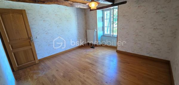 "VISITE VIRTUELLE DISPONIBLE SUR DEMANDE"

Charmante maison en pierre avec véranda, pompe à chaleur et magnifique jardin arboré a quelques minutes du super u de Josselin 

Laissez-vous séduire par cette très belle maison en pierre alliant le charme de l'ancien et le confort moderne, située dans un environnement agréable et verdoyant.

Vous découvrirez dès l'entrée une vaste pièce de vie lumineuse de 56 m² comprenant un séjour-salon convivial et une cuisine aménagée et équipée ouverte. Cet espace chaleureux s'ouvre sur une belle véranda, véritable pièce de vie supplémentaire permettant de profiter du jardin tout au long de l'année.

La maison offre une vie de plain-pied grâce à une chambre située au rez-de-chaussée avec sa salle d'eau privative. Vous bénéficierez également d'un WC indépendant ainsi que d'une grande buanderie très pratique au quotidien.

À l'étage, un palier dessert deux belles chambres de 14,5 m² et 18 m², une grande salle de bains ainsi qu'un second WC indépendant.

Un grenier aménageable complète l'ensemble et offre un beau potentiel d'agrandissement selon vos envies : chambres supplémentaires, bureau, salle de jeux ou espace détente.

Côté confort, cette propriété est équipée d'une pompe à chaleur ainsi que d'un ballon d'eau chaude thermodynamique, garantissant performance énergétique et économies au quotidien.

Vous profiterez également d'un vaste garage de 50 m² offrant de multiples possibilités de rangement, de stationnement ou d'atelier.

À l'extérieur, le charme opère immédiatement grâce à un magnifique terrain arboré agrémenté d'arbres fruitiers et d'un puits, idéal pour l'entretien du jardin.

Les atouts de cette propriété :

Maison en pierre pleine de caractère
Belle véranda lumineuse
Grande pièce de vie de 56 m²
Vie de plain-pied
Pompe à chaleur
Ballon d'eau chaude thermodynamique
Grenier aménageable
Garage de 50 m²
Puits
Magnifique terrain arboré avec arbres fruitiers

Une propriété chaleureuse et parfaitement entretenue, idéale pour les amoureux de la pierre à la recherche d'espace, de confort et d'un cadre de vie privilégié.