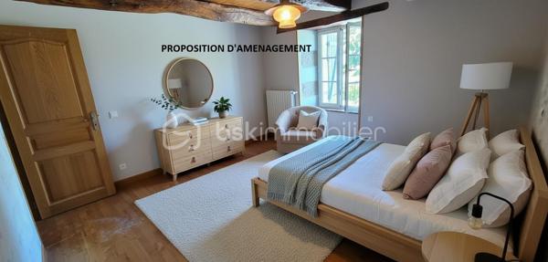 "VISITE VIRTUELLE DISPONIBLE SUR DEMANDE"

Charmante maison en pierre avec véranda, pompe à chaleur et magnifique jardin arboré a quelques minutes du super u de Josselin 

Laissez-vous séduire par cette très belle maison en pierre alliant le charme de l'ancien et le confort moderne, située dans un environnement agréable et verdoyant.

Vous découvrirez dès l'entrée une vaste pièce de vie lumineuse de 56 m² comprenant un séjour-salon convivial et une cuisine aménagée et équipée ouverte. Cet espace chaleureux s'ouvre sur une belle véranda, véritable pièce de vie supplémentaire permettant de profiter du jardin tout au long de l'année.

La maison offre une vie de plain-pied grâce à une chambre située au rez-de-chaussée avec sa salle d'eau privative. Vous bénéficierez également d'un WC indépendant ainsi que d'une grande buanderie très pratique au quotidien.

À l'étage, un palier dessert deux belles chambres de 14,5 m² et 18 m², une grande salle de bains ainsi qu'un second WC indépendant.

Un grenier aménageable complète l'ensemble et offre un beau potentiel d'agrandissement selon vos envies : chambres supplémentaires, bureau, salle de jeux ou espace détente.

Côté confort, cette propriété est équipée d'une pompe à chaleur ainsi que d'un ballon d'eau chaude thermodynamique, garantissant performance énergétique et économies au quotidien.

Vous profiterez également d'un vaste garage de 50 m² offrant de multiples possibilités de rangement, de stationnement ou d'atelier.

À l'extérieur, le charme opère immédiatement grâce à un magnifique terrain arboré agrémenté d'arbres fruitiers et d'un puits, idéal pour l'entretien du jardin.

Les atouts de cette propriété :

Maison en pierre pleine de caractère
Belle véranda lumineuse
Grande pièce de vie de 56 m²
Vie de plain-pied
Pompe à chaleur
Ballon d'eau chaude thermodynamique
Grenier aménageable
Garage de 50 m²
Puits
Magnifique terrain arboré avec arbres fruitiers

Une propriété chaleureuse et parfaitement entretenue, idéale pour les amoureux de la pierre à la recherche d'espace, de confort et d'un cadre de vie privilégié.