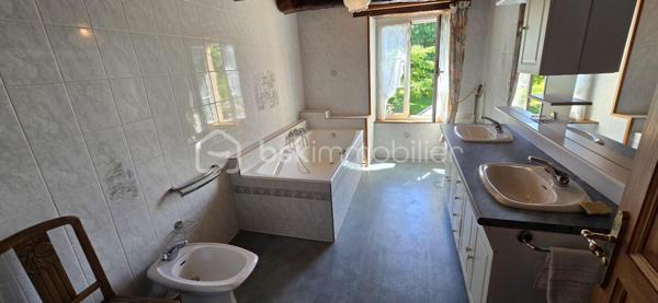"VISITE VIRTUELLE DISPONIBLE SUR DEMANDE"

Charmante maison en pierre avec véranda, pompe à chaleur et magnifique jardin arboré a quelques minutes du super u de Josselin 

Laissez-vous séduire par cette très belle maison en pierre alliant le charme de l'ancien et le confort moderne, située dans un environnement agréable et verdoyant.

Vous découvrirez dès l'entrée une vaste pièce de vie lumineuse de 56 m² comprenant un séjour-salon convivial et une cuisine aménagée et équipée ouverte. Cet espace chaleureux s'ouvre sur une belle véranda, véritable pièce de vie supplémentaire permettant de profiter du jardin tout au long de l'année.

La maison offre une vie de plain-pied grâce à une chambre située au rez-de-chaussée avec sa salle d'eau privative. Vous bénéficierez également d'un WC indépendant ainsi que d'une grande buanderie très pratique au quotidien.

À l'étage, un palier dessert deux belles chambres de 14,5 m² et 18 m², une grande salle de bains ainsi qu'un second WC indépendant.

Un grenier aménageable complète l'ensemble et offre un beau potentiel d'agrandissement selon vos envies : chambres supplémentaires, bureau, salle de jeux ou espace détente.

Côté confort, cette propriété est équipée d'une pompe à chaleur ainsi que d'un ballon d'eau chaude thermodynamique, garantissant performance énergétique et économies au quotidien.

Vous profiterez également d'un vaste garage de 50 m² offrant de multiples possibilités de rangement, de stationnement ou d'atelier.

À l'extérieur, le charme opère immédiatement grâce à un magnifique terrain arboré agrémenté d'arbres fruitiers et d'un puits, idéal pour l'entretien du jardin.

Les atouts de cette propriété :

Maison en pierre pleine de caractère
Belle véranda lumineuse
Grande pièce de vie de 56 m²
Vie de plain-pied
Pompe à chaleur
Ballon d'eau chaude thermodynamique
Grenier aménageable
Garage de 50 m²
Puits
Magnifique terrain arboré avec arbres fruitiers

Une propriété chaleureuse et parfaitement entretenue, idéale pour les amoureux de la pierre à la recherche d'espace, de confort et d'un cadre de vie privilégié.