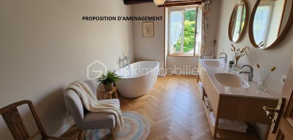 "VISITE VIRTUELLE DISPONIBLE SUR DEMANDE"

Charmante maison en pierre avec véranda, pompe à chaleur et magnifique jardin arboré a quelques minutes du super u de Josselin 

Laissez-vous séduire par cette très belle maison en pierre alliant le charme de l'ancien et le confort moderne, située dans un environnement agréable et verdoyant.

Vous découvrirez dès l'entrée une vaste pièce de vie lumineuse de 56 m² comprenant un séjour-salon convivial et une cuisine aménagée et équipée ouverte. Cet espace chaleureux s'ouvre sur une belle véranda, véritable pièce de vie supplémentaire permettant de profiter du jardin tout au long de l'année.

La maison offre une vie de plain-pied grâce à une chambre située au rez-de-chaussée avec sa salle d'eau privative. Vous bénéficierez également d'un WC indépendant ainsi que d'une grande buanderie très pratique au quotidien.

À l'étage, un palier dessert deux belles chambres de 14,5 m² et 18 m², une grande salle de bains ainsi qu'un second WC indépendant.

Un grenier aménageable complète l'ensemble et offre un beau potentiel d'agrandissement selon vos envies : chambres supplémentaires, bureau, salle de jeux ou espace détente.

Côté confort, cette propriété est équipée d'une pompe à chaleur ainsi que d'un ballon d'eau chaude thermodynamique, garantissant performance énergétique et économies au quotidien.

Vous profiterez également d'un vaste garage de 50 m² offrant de multiples possibilités de rangement, de stationnement ou d'atelier.

À l'extérieur, le charme opère immédiatement grâce à un magnifique terrain arboré agrémenté d'arbres fruitiers et d'un puits, idéal pour l'entretien du jardin.

Les atouts de cette propriété :

Maison en pierre pleine de caractère
Belle véranda lumineuse
Grande pièce de vie de 56 m²
Vie de plain-pied
Pompe à chaleur
Ballon d'eau chaude thermodynamique
Grenier aménageable
Garage de 50 m²
Puits
Magnifique terrain arboré avec arbres fruitiers

Une propriété chaleureuse et parfaitement entretenue, idéale pour les amoureux de la pierre à la recherche d'espace, de confort et d'un cadre de vie privilégié.