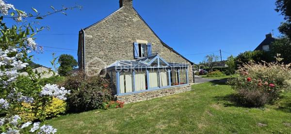 "VISITE VIRTUELLE DISPONIBLE SUR DEMANDE"

Charmante maison en pierre avec véranda, pompe à chaleur et magnifique jardin arboré a quelques minutes du super u de Josselin 

Laissez-vous séduire par cette très belle maison en pierre alliant le charme de l'ancien et le confort moderne, située dans un environnement agréable et verdoyant.

Vous découvrirez dès l'entrée une vaste pièce de vie lumineuse de 56 m² comprenant un séjour-salon convivial et une cuisine aménagée et équipée ouverte. Cet espace chaleureux s'ouvre sur une belle véranda, véritable pièce de vie supplémentaire permettant de profiter du jardin tout au long de l'année.

La maison offre une vie de plain-pied grâce à une chambre située au rez-de-chaussée avec sa salle d'eau privative. Vous bénéficierez également d'un WC indépendant ainsi que d'une grande buanderie très pratique au quotidien.

À l'étage, un palier dessert deux belles chambres de 14,5 m² et 18 m², une grande salle de bains ainsi qu'un second WC indépendant.

Un grenier aménageable complète l'ensemble et offre un beau potentiel d'agrandissement selon vos envies : chambres supplémentaires, bureau, salle de jeux ou espace détente.

Côté confort, cette propriété est équipée d'une pompe à chaleur ainsi que d'un ballon d'eau chaude thermodynamique, garantissant performance énergétique et économies au quotidien.

Vous profiterez également d'un vaste garage de 50 m² offrant de multiples possibilités de rangement, de stationnement ou d'atelier.

À l'extérieur, le charme opère immédiatement grâce à un magnifique terrain arboré agrémenté d'arbres fruitiers et d'un puits, idéal pour l'entretien du jardin.

Les atouts de cette propriété :

Maison en pierre pleine de caractère
Belle véranda lumineuse
Grande pièce de vie de 56 m²
Vie de plain-pied
Pompe à chaleur
Ballon d'eau chaude thermodynamique
Grenier aménageable
Garage de 50 m²
Puits
Magnifique terrain arboré avec arbres fruitiers

Une propriété chaleureuse et parfaitement entretenue, idéale pour les amoureux de la pierre à la recherche d'espace, de confort et d'un cadre de vie privilégié.