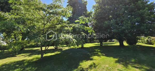 "VISITE VIRTUELLE DISPONIBLE SUR DEMANDE"

Charmante maison en pierre avec véranda, pompe à chaleur et magnifique jardin arboré a quelques minutes du super u de Josselin 

Laissez-vous séduire par cette très belle maison en pierre alliant le charme de l'ancien et le confort moderne, située dans un environnement agréable et verdoyant.

Vous découvrirez dès l'entrée une vaste pièce de vie lumineuse de 56 m² comprenant un séjour-salon convivial et une cuisine aménagée et équipée ouverte. Cet espace chaleureux s'ouvre sur une belle véranda, véritable pièce de vie supplémentaire permettant de profiter du jardin tout au long de l'année.

La maison offre une vie de plain-pied grâce à une chambre située au rez-de-chaussée avec sa salle d'eau privative. Vous bénéficierez également d'un WC indépendant ainsi que d'une grande buanderie très pratique au quotidien.

À l'étage, un palier dessert deux belles chambres de 14,5 m² et 18 m², une grande salle de bains ainsi qu'un second WC indépendant.

Un grenier aménageable complète l'ensemble et offre un beau potentiel d'agrandissement selon vos envies : chambres supplémentaires, bureau, salle de jeux ou espace détente.

Côté confort, cette propriété est équipée d'une pompe à chaleur ainsi que d'un ballon d'eau chaude thermodynamique, garantissant performance énergétique et économies au quotidien.

Vous profiterez également d'un vaste garage de 50 m² offrant de multiples possibilités de rangement, de stationnement ou d'atelier.

À l'extérieur, le charme opère immédiatement grâce à un magnifique terrain arboré agrémenté d'arbres fruitiers et d'un puits, idéal pour l'entretien du jardin.

Les atouts de cette propriété :

Maison en pierre pleine de caractère
Belle véranda lumineuse
Grande pièce de vie de 56 m²
Vie de plain-pied
Pompe à chaleur
Ballon d'eau chaude thermodynamique
Grenier aménageable
Garage de 50 m²
Puits
Magnifique terrain arboré avec arbres fruitiers

Une propriété chaleureuse et parfaitement entretenue, idéale pour les amoureux de la pierre à la recherche d'espace, de confort et d'un cadre de vie privilégié.