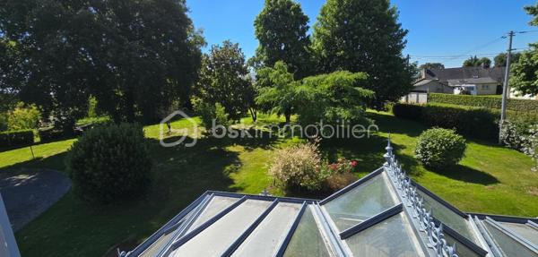 "VISITE VIRTUELLE DISPONIBLE SUR DEMANDE"

Charmante maison en pierre avec véranda, pompe à chaleur et magnifique jardin arboré a quelques minutes du super u de Josselin 

Laissez-vous séduire par cette très belle maison en pierre alliant le charme de l'ancien et le confort moderne, située dans un environnement agréable et verdoyant.

Vous découvrirez dès l'entrée une vaste pièce de vie lumineuse de 56 m² comprenant un séjour-salon convivial et une cuisine aménagée et équipée ouverte. Cet espace chaleureux s'ouvre sur une belle véranda, véritable pièce de vie supplémentaire permettant de profiter du jardin tout au long de l'année.

La maison offre une vie de plain-pied grâce à une chambre située au rez-de-chaussée avec sa salle d'eau privative. Vous bénéficierez également d'un WC indépendant ainsi que d'une grande buanderie très pratique au quotidien.

À l'étage, un palier dessert deux belles chambres de 14,5 m² et 18 m², une grande salle de bains ainsi qu'un second WC indépendant.

Un grenier aménageable complète l'ensemble et offre un beau potentiel d'agrandissement selon vos envies : chambres supplémentaires, bureau, salle de jeux ou espace détente.

Côté confort, cette propriété est équipée d'une pompe à chaleur ainsi que d'un ballon d'eau chaude thermodynamique, garantissant performance énergétique et économies au quotidien.

Vous profiterez également d'un vaste garage de 50 m² offrant de multiples possibilités de rangement, de stationnement ou d'atelier.

À l'extérieur, le charme opère immédiatement grâce à un magnifique terrain arboré agrémenté d'arbres fruitiers et d'un puits, idéal pour l'entretien du jardin.

Les atouts de cette propriété :

Maison en pierre pleine de caractère
Belle véranda lumineuse
Grande pièce de vie de 56 m²
Vie de plain-pied
Pompe à chaleur
Ballon d'eau chaude thermodynamique
Grenier aménageable
Garage de 50 m²
Puits
Magnifique terrain arboré avec arbres fruitiers

Une propriété chaleureuse et parfaitement entretenue, idéale pour les amoureux de la pierre à la recherche d'espace, de confort et d'un cadre de vie privilégié.