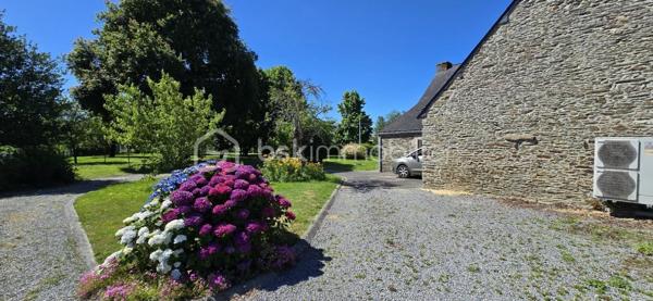 "VISITE VIRTUELLE DISPONIBLE SUR DEMANDE"

Charmante maison en pierre avec véranda, pompe à chaleur et magnifique jardin arboré a quelques minutes du super u de Josselin 

Laissez-vous séduire par cette très belle maison en pierre alliant le charme de l'ancien et le confort moderne, située dans un environnement agréable et verdoyant.

Vous découvrirez dès l'entrée une vaste pièce de vie lumineuse de 56 m² comprenant un séjour-salon convivial et une cuisine aménagée et équipée ouverte. Cet espace chaleureux s'ouvre sur une belle véranda, véritable pièce de vie supplémentaire permettant de profiter du jardin tout au long de l'année.

La maison offre une vie de plain-pied grâce à une chambre située au rez-de-chaussée avec sa salle d'eau privative. Vous bénéficierez également d'un WC indépendant ainsi que d'une grande buanderie très pratique au quotidien.

À l'étage, un palier dessert deux belles chambres de 14,5 m² et 18 m², une grande salle de bains ainsi qu'un second WC indépendant.

Un grenier aménageable complète l'ensemble et offre un beau potentiel d'agrandissement selon vos envies : chambres supplémentaires, bureau, salle de jeux ou espace détente.

Côté confort, cette propriété est équipée d'une pompe à chaleur ainsi que d'un ballon d'eau chaude thermodynamique, garantissant performance énergétique et économies au quotidien.

Vous profiterez également d'un vaste garage de 50 m² offrant de multiples possibilités de rangement, de stationnement ou d'atelier.

À l'extérieur, le charme opère immédiatement grâce à un magnifique terrain arboré agrémenté d'arbres fruitiers et d'un puits, idéal pour l'entretien du jardin.

Les atouts de cette propriété :

Maison en pierre pleine de caractère
Belle véranda lumineuse
Grande pièce de vie de 56 m²
Vie de plain-pied
Pompe à chaleur
Ballon d'eau chaude thermodynamique
Grenier aménageable
Garage de 50 m²
Puits
Magnifique terrain arboré avec arbres fruitiers

Une propriété chaleureuse et parfaitement entretenue, idéale pour les amoureux de la pierre à la recherche d'espace, de confort et d'un cadre de vie privilégié.