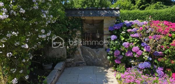 "VISITE VIRTUELLE DISPONIBLE SUR DEMANDE"

Charmante maison en pierre avec véranda, pompe à chaleur et magnifique jardin arboré a quelques minutes du super u de Josselin 

Laissez-vous séduire par cette très belle maison en pierre alliant le charme de l'ancien et le confort moderne, située dans un environnement agréable et verdoyant.

Vous découvrirez dès l'entrée une vaste pièce de vie lumineuse de 56 m² comprenant un séjour-salon convivial et une cuisine aménagée et équipée ouverte. Cet espace chaleureux s'ouvre sur une belle véranda, véritable pièce de vie supplémentaire permettant de profiter du jardin tout au long de l'année.

La maison offre une vie de plain-pied grâce à une chambre située au rez-de-chaussée avec sa salle d'eau privative. Vous bénéficierez également d'un WC indépendant ainsi que d'une grande buanderie très pratique au quotidien.

À l'étage, un palier dessert deux belles chambres de 14,5 m² et 18 m², une grande salle de bains ainsi qu'un second WC indépendant.

Un grenier aménageable complète l'ensemble et offre un beau potentiel d'agrandissement selon vos envies : chambres supplémentaires, bureau, salle de jeux ou espace détente.

Côté confort, cette propriété est équipée d'une pompe à chaleur ainsi que d'un ballon d'eau chaude thermodynamique, garantissant performance énergétique et économies au quotidien.

Vous profiterez également d'un vaste garage de 50 m² offrant de multiples possibilités de rangement, de stationnement ou d'atelier.

À l'extérieur, le charme opère immédiatement grâce à un magnifique terrain arboré agrémenté d'arbres fruitiers et d'un puits, idéal pour l'entretien du jardin.

Les atouts de cette propriété :

Maison en pierre pleine de caractère
Belle véranda lumineuse
Grande pièce de vie de 56 m²
Vie de plain-pied
Pompe à chaleur
Ballon d'eau chaude thermodynamique
Grenier aménageable
Garage de 50 m²
Puits
Magnifique terrain arboré avec arbres fruitiers

Une propriété chaleureuse et parfaitement entretenue, idéale pour les amoureux de la pierre à la recherche d'espace, de confort et d'un cadre de vie privilégié.